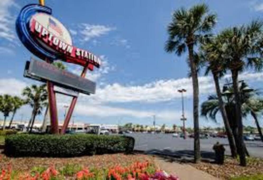 Modern 2 Bedroom Townhome Minutes From The Beach!! Apartment