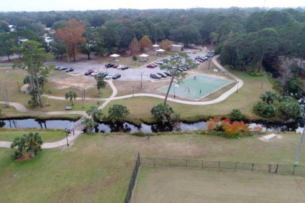 Modern 2 Bedroom Townhome Minutes From The Beach!! Apartment *