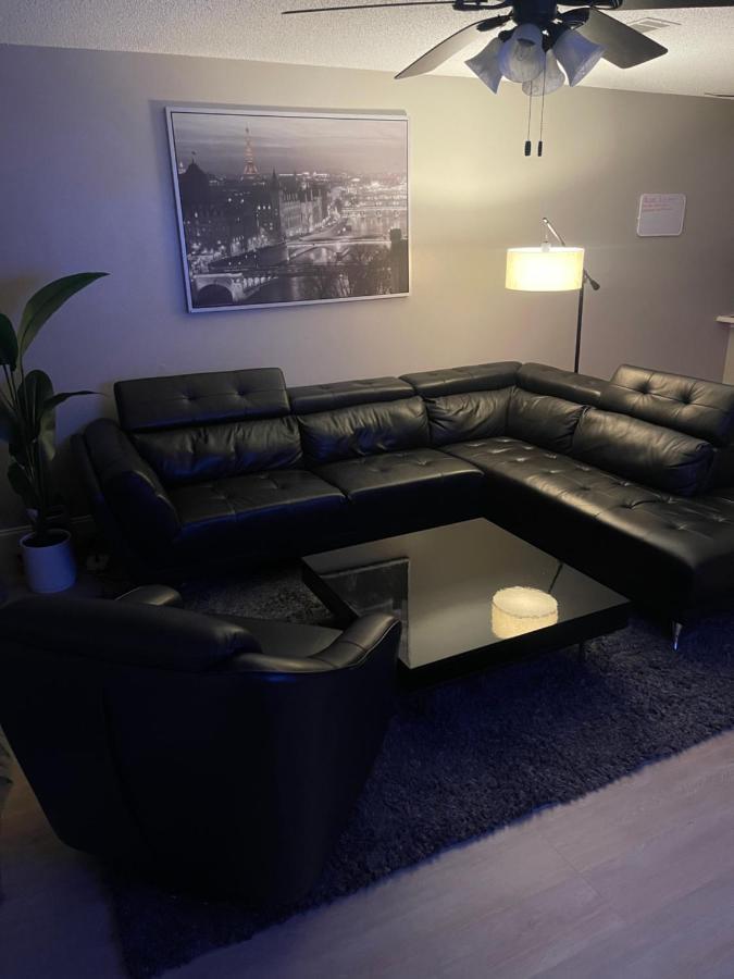 Modern 2 Bedroom Townhome Minutes From The Beach!! Apartment *