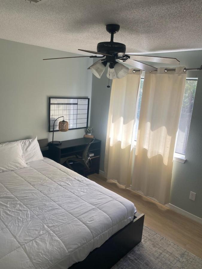 Apartment Modern 2 Bedroom Townhome Minutes From The Beach!!