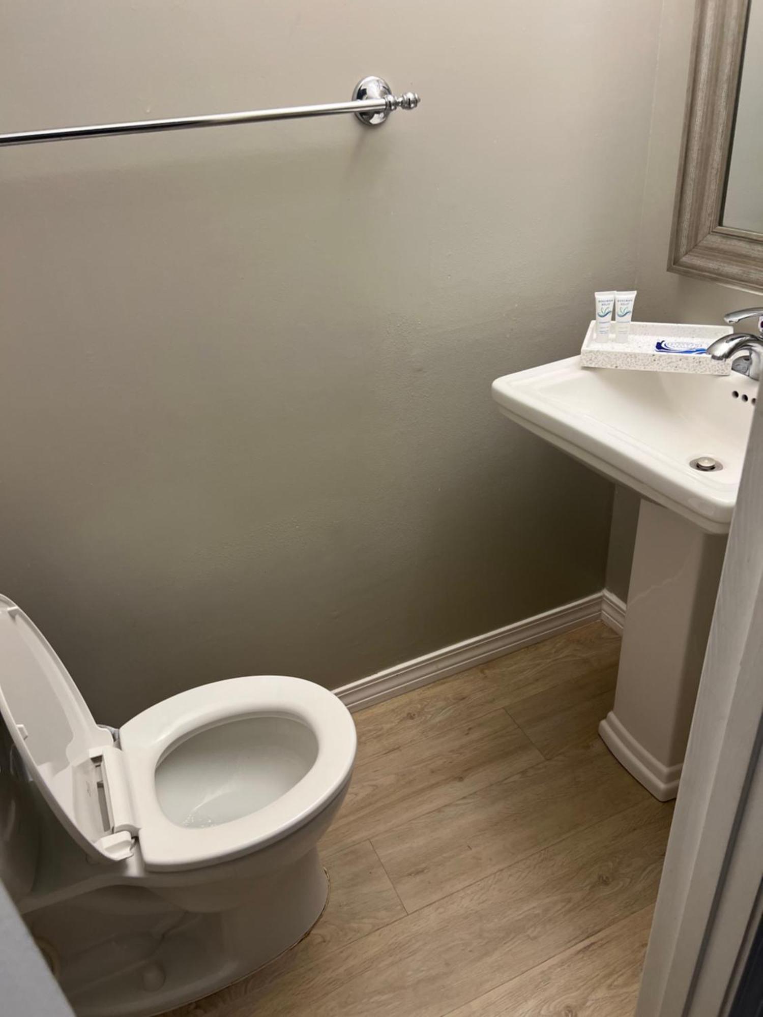 Modern 2 Bedroom Townhome Minutes From The Beach!!